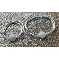 Duo Maman Bebe Bracelet Cordon Satin Blanc Et Trefle Cristal A Facette Opaque Blanc